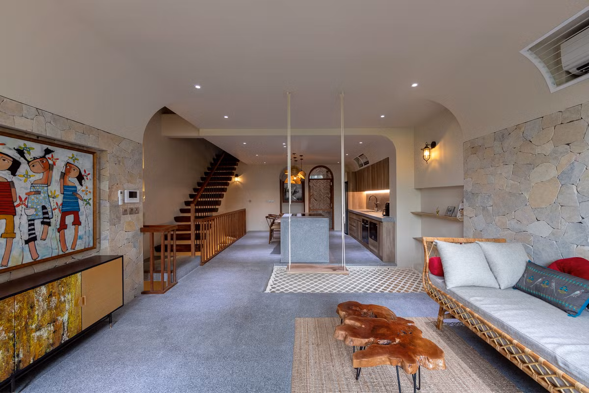 Không gian mới được tạo ra liên tục từ trước ra sau, không bị ngăn cách bởi tường hay cầu thang.