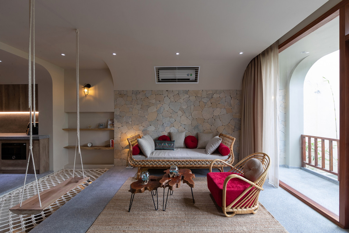 Phòng khách với nội thất hiện đại kết hợp vật liệu thô mộc được tính toán kĩ lưỡng tạo nên không gian tiện nghi tinh tế.