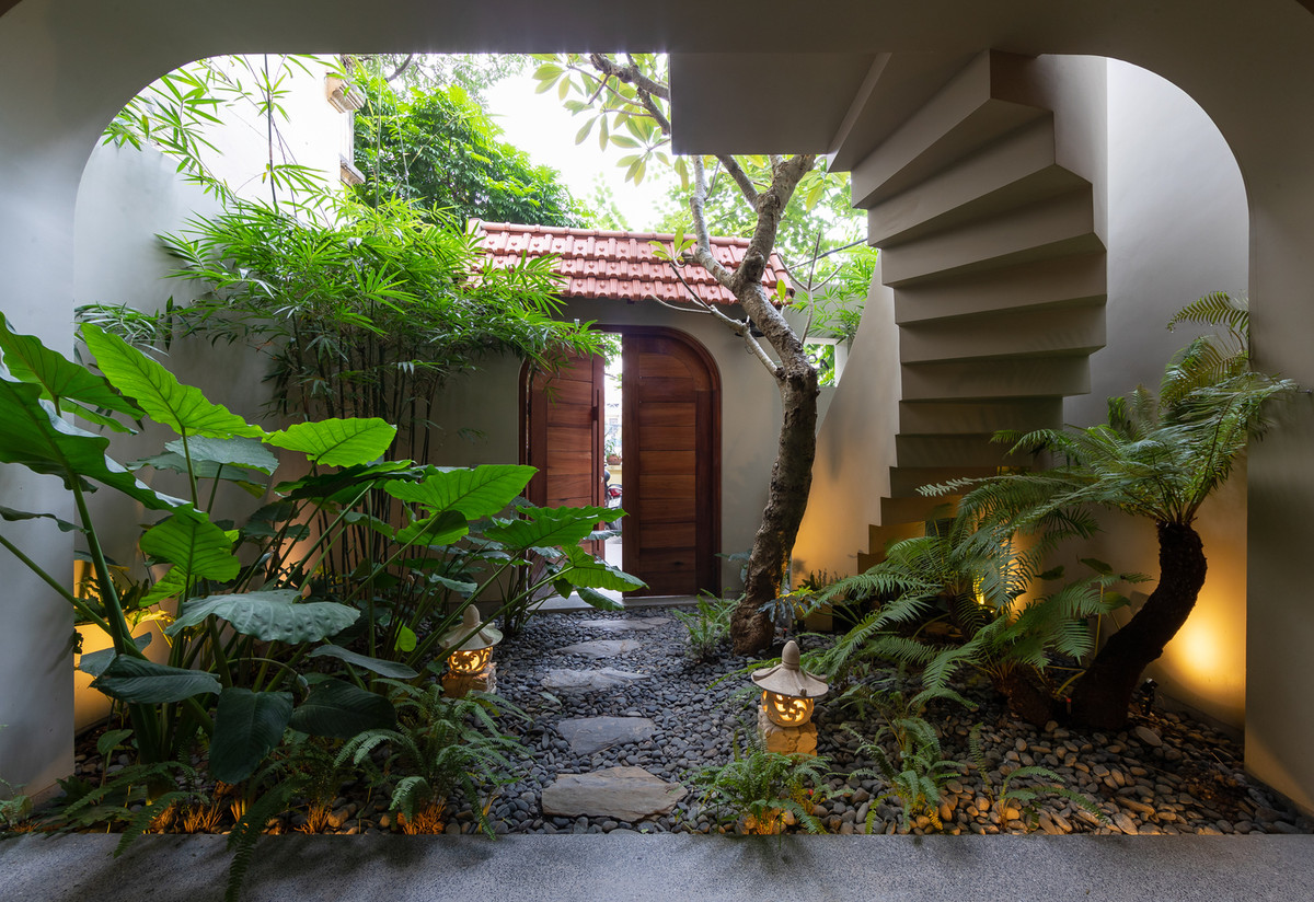 Công trình nằm trên đường Hoàng Hoa Thám (Hà Nội) với tầm nhìn ra hồ B52 lịch sử.