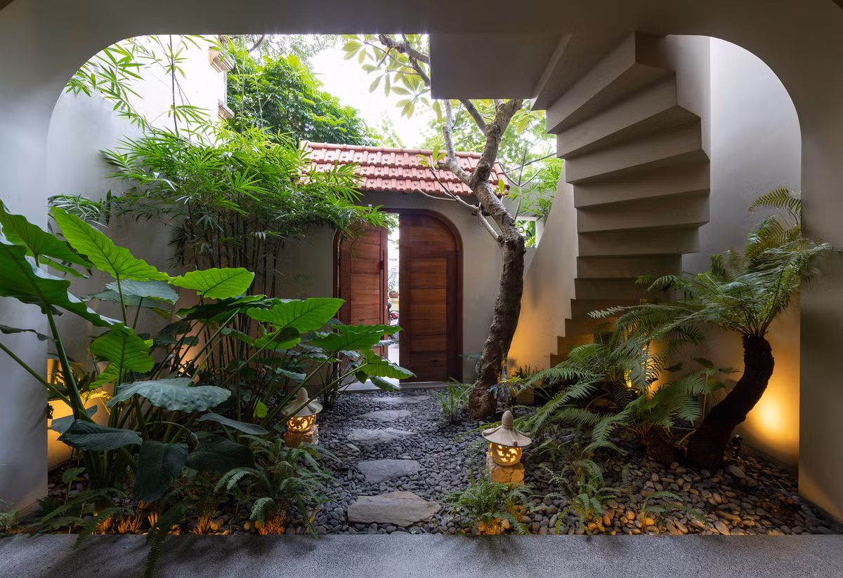 Công trình nằm trên đường Hoàng Hoa Thám (Hà Nội) với tầm nhìn ra hồ B52 lịch sử.