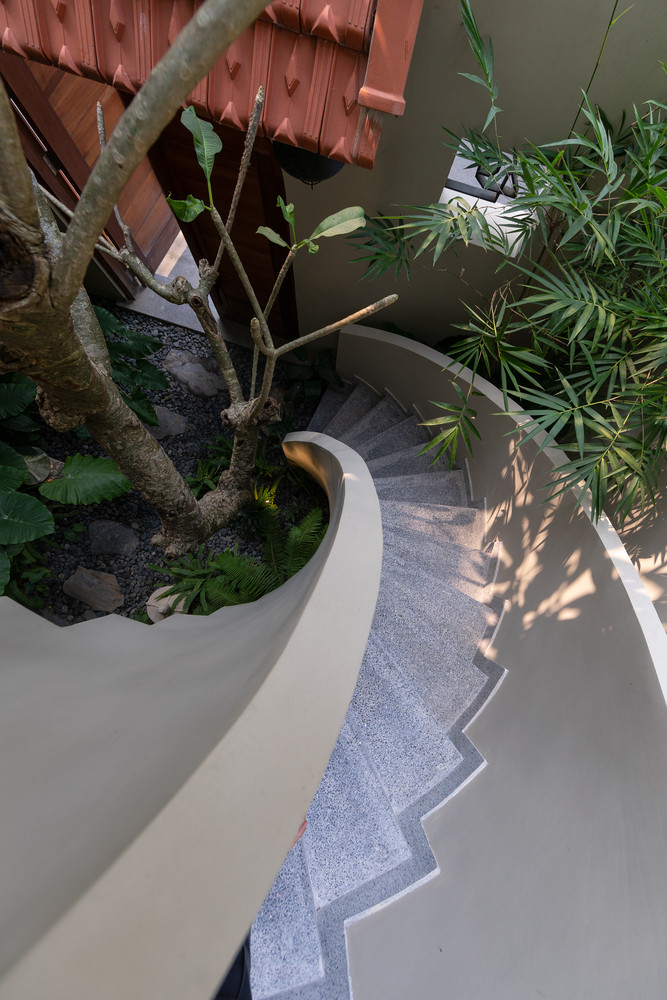 Với ý tưởng 3 vòm không gian lớn xuyên suốt 3 tầng nhìn trọn ra hồ, ranh giới giữa tường và trần được xóa nhòa.