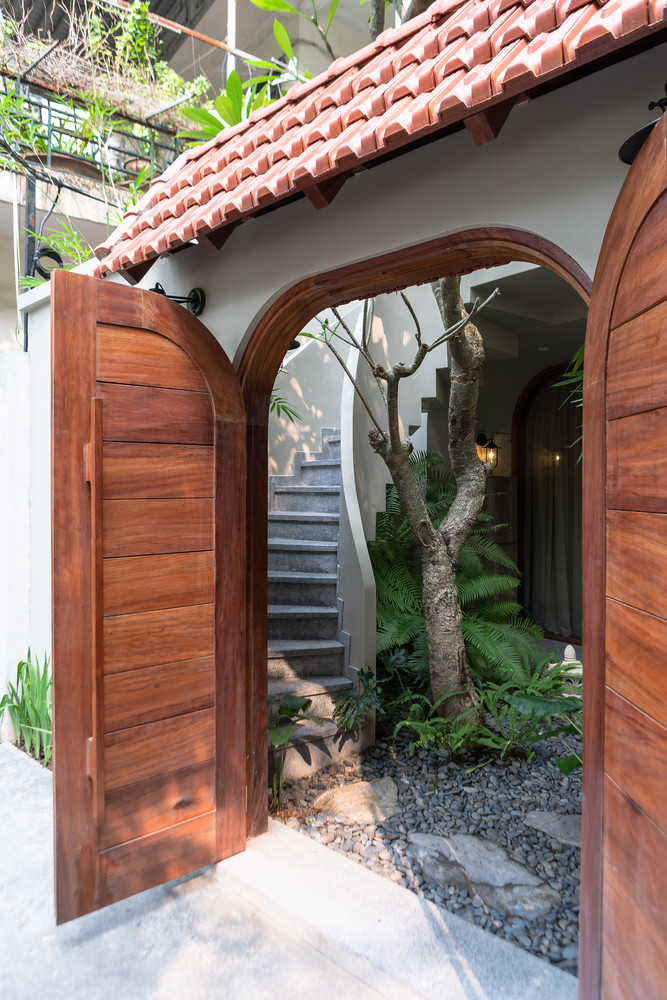 Nhiệm vụ của nhóm kiến trúc sư là cải tạo ngôi nhà cũ thành không gian mới hướng nội, một không gian thư giãn nhưng cũng đầy sức sống, một không gian tinh tế nhưng cũng giữ được chất riêng - một thoáng Hà Nội của ngày xưa.