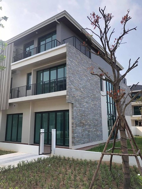 Căn biệt thự của Ngọc Trinh trị giá 50 tỷ đồng, nằm trên đường Liên Phường (phường Phú Hữu, TP.Thủ Đức), gồm 4 tầng, với diện tích hơn 700m2. Ảnh: Congan