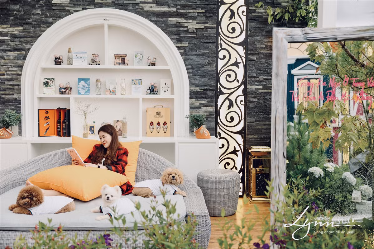 Các họa tiết trang trí cũng được lựa chọn khéo léo thể hiện phong cách tinh tế của nữ diễn viên.