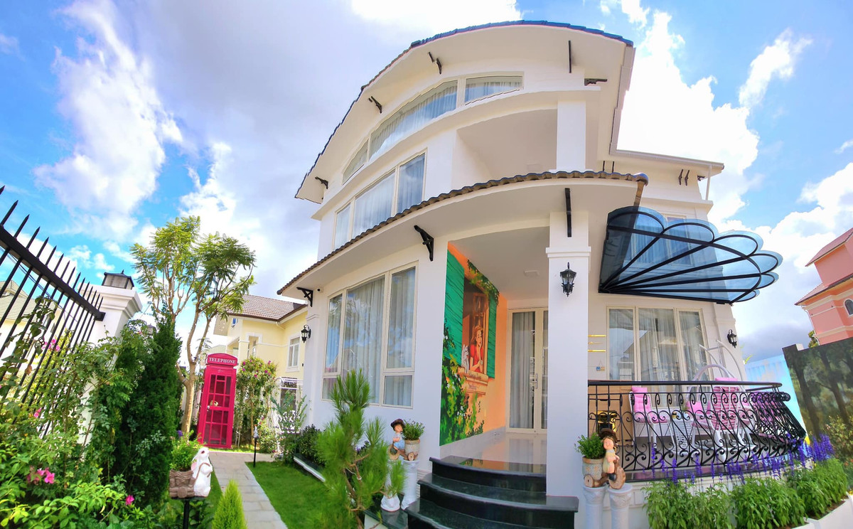 Biệt thự của diễn viên Kiều Linh gồm 9 phòng ngủ sang trọng, hiện đại với tông màu chủ đạo mang tên màu sắc của hoa hồng.