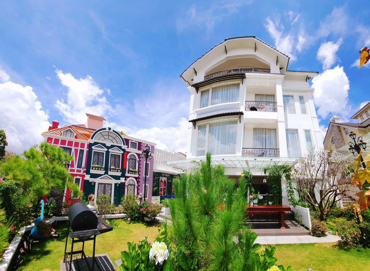 Tại đây, Kiều Linh có thể dậy sớm săn mây, đọc sách thư giãn, cà phê tán gẫu hay tiệc nướng BBQ đều nằm gọn trong khu vườn xinh xắn.