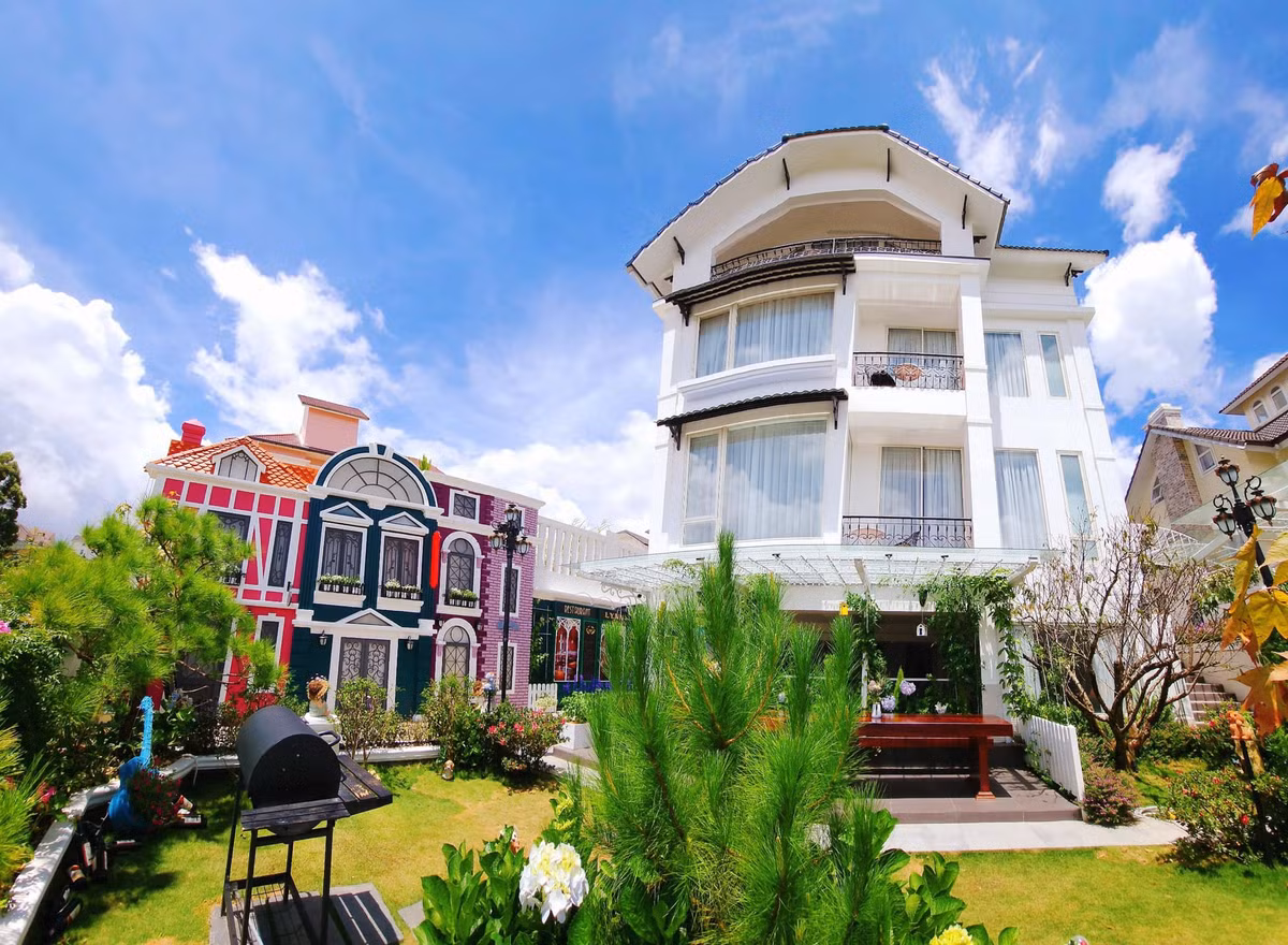 Tại đây, Kiều Linh có thể dậy sớm săn mây, đọc sách thư giãn, cà phê tán gẫu hay tiệc nướng BBQ đều nằm gọn trong khu vườn xinh xắn.