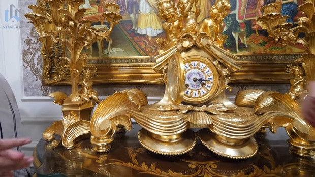 Đáng chú ý, căn hộ không khác một bảo tàng khi gia chủ trưng bày nhiều vật phẩm từ châu Âu có niên đại hàng trăm năm trời.