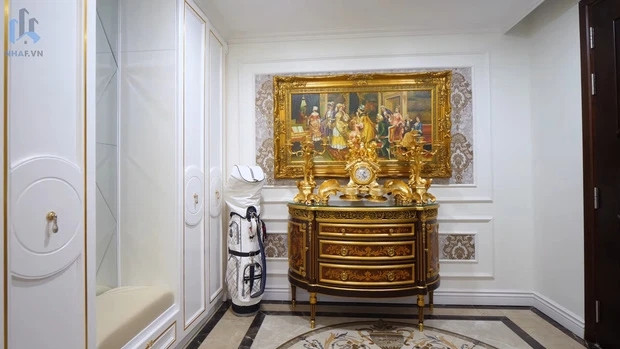 Ngay sảnh vào là những đồ vật được mạ vàng lấp lánh có giá trị và lịch sử lâu đời.