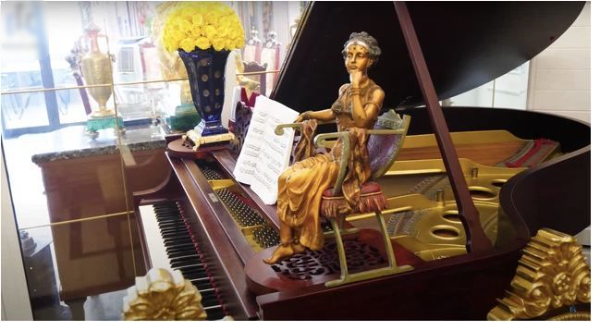 Chiếc đàn piano tuy không có lịch sử lâu đời nhưng giá trị ước tính 4 tỷ đồng.