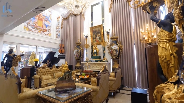 Tổng thể căn penthouse được lấy cảm hứng từ cung điện Versailles. Phòng khách nổi bật với bộ sofa cầu kỳ xuất xứ từ Đức, trị giá khoảng 3 tỷ đồng.