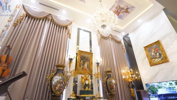 Những bình hoa, đồng hồ trong nhà đều có kích thước lớn và nặng nên quá trình vận chuyển không đơn giản.