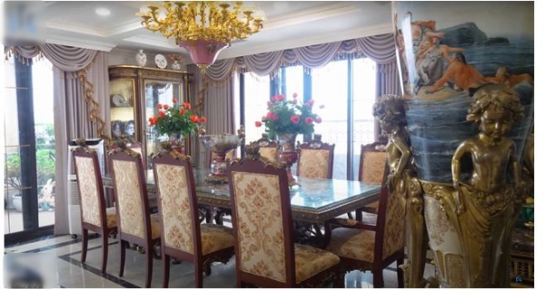 Riêng bộ bàn ăn làm từ đồng và gỗ quý, trị giá lên đến 3 tỷ đồng.