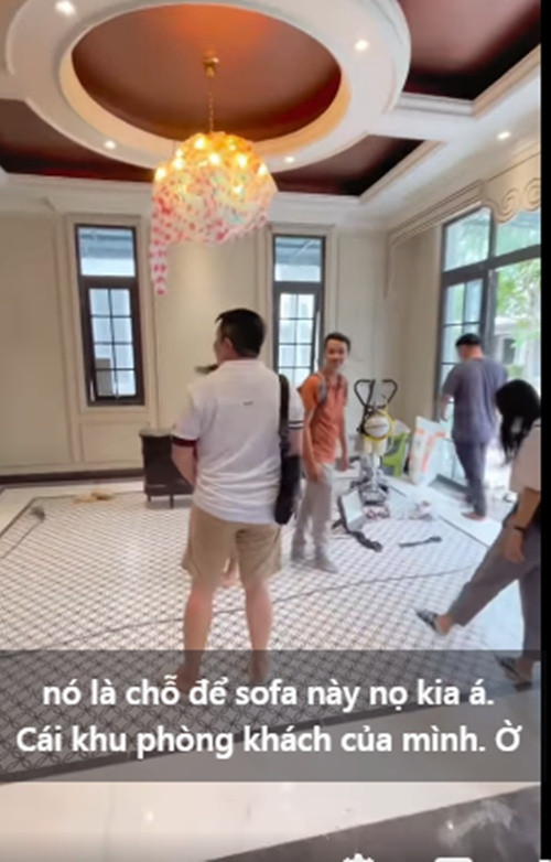 Mỗi phòng trong ngôi nhà của Đoàn Di Băng đều treo đèn chùm sang trọng.