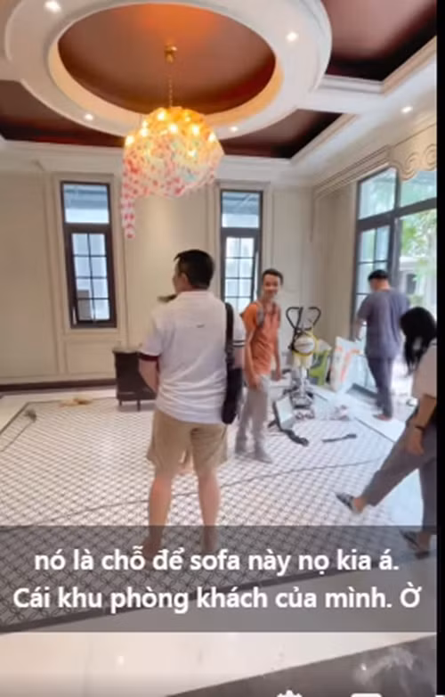 Mỗi phòng trong ngôi nhà của Đoàn Di Băng đều treo đèn chùm sang trọng.