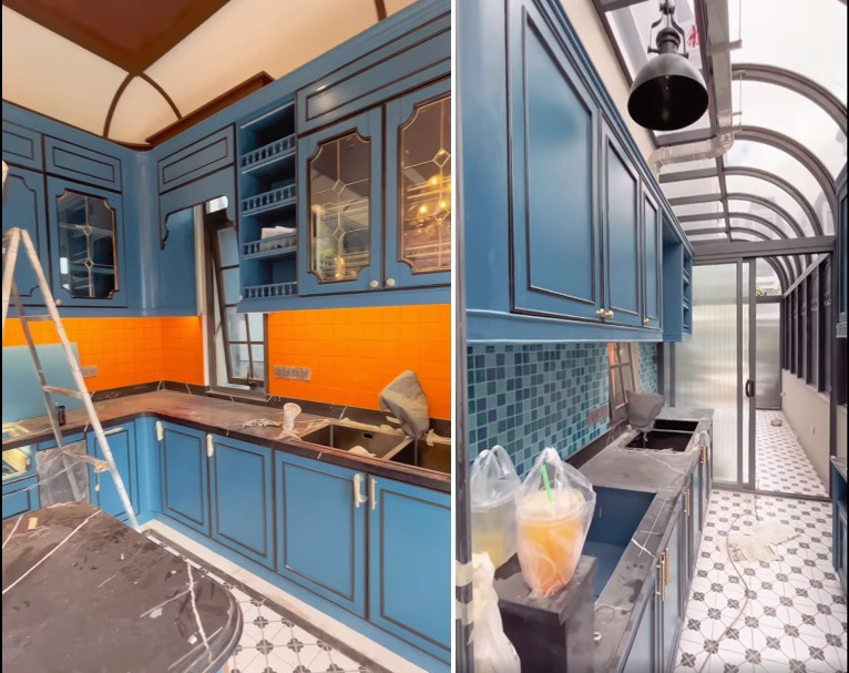 Đồ nội thất màu xanh dương phối cùng màu cam nổi bật.