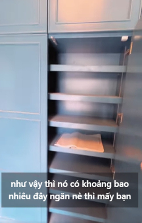 Dù chỉ là ở tạm nhưng căn nhà vẫn được thiết kế tỉ mỉ. Trong nhà có một tủ giày cao và to, có thể để được 200 đôi giày.