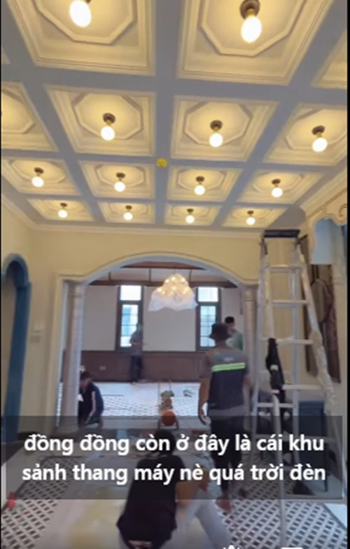 Khu vực sảnh thông với phòng khách. Đặc biệt, tại khu vực này sẽ có cả thang máy.