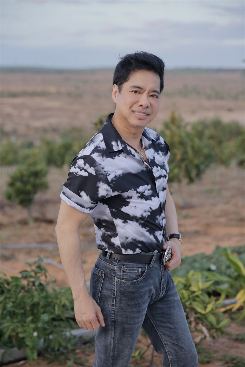 Nam ca sĩ thích thú khi được rèn luyện sức khỏe bằng những hoạt động thể chất ngoài trời và trải nghiệm cảm giác một ngày làm nông dân. Ảnh: Lao động