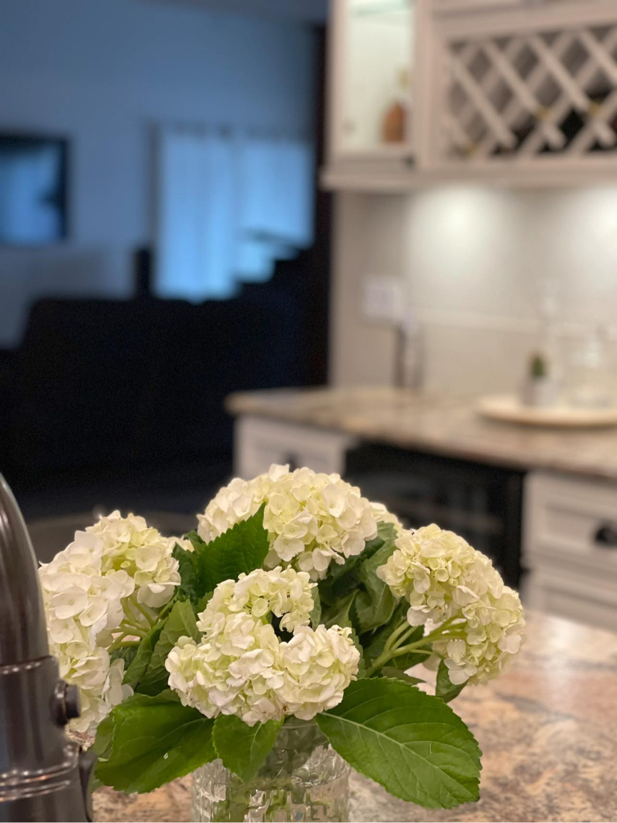 Kim Kiền sơn sửa và sắm nội thất màu trắng theo phong cách hiện đại.