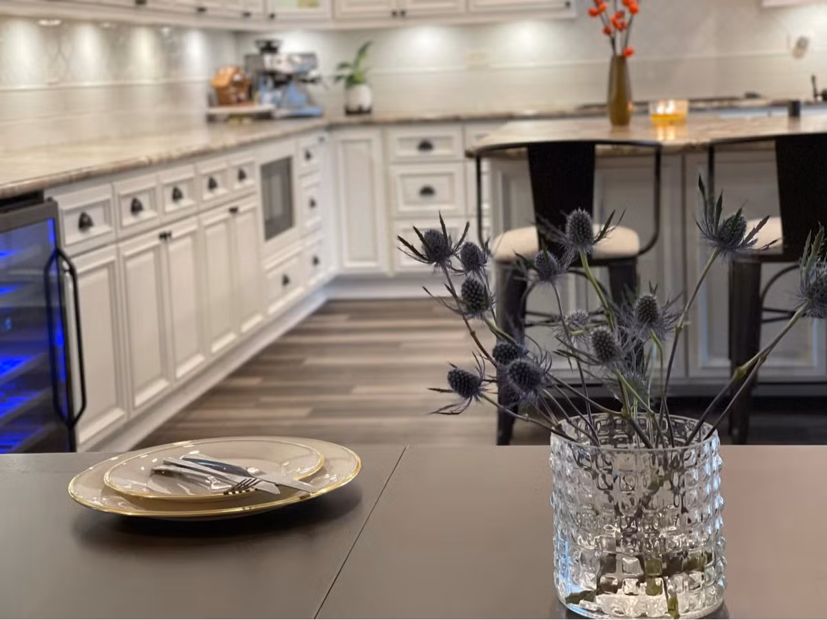 Khu bếp được nữ diễn viên ưu ái đầu tư nhiều nội thất cao cấp.