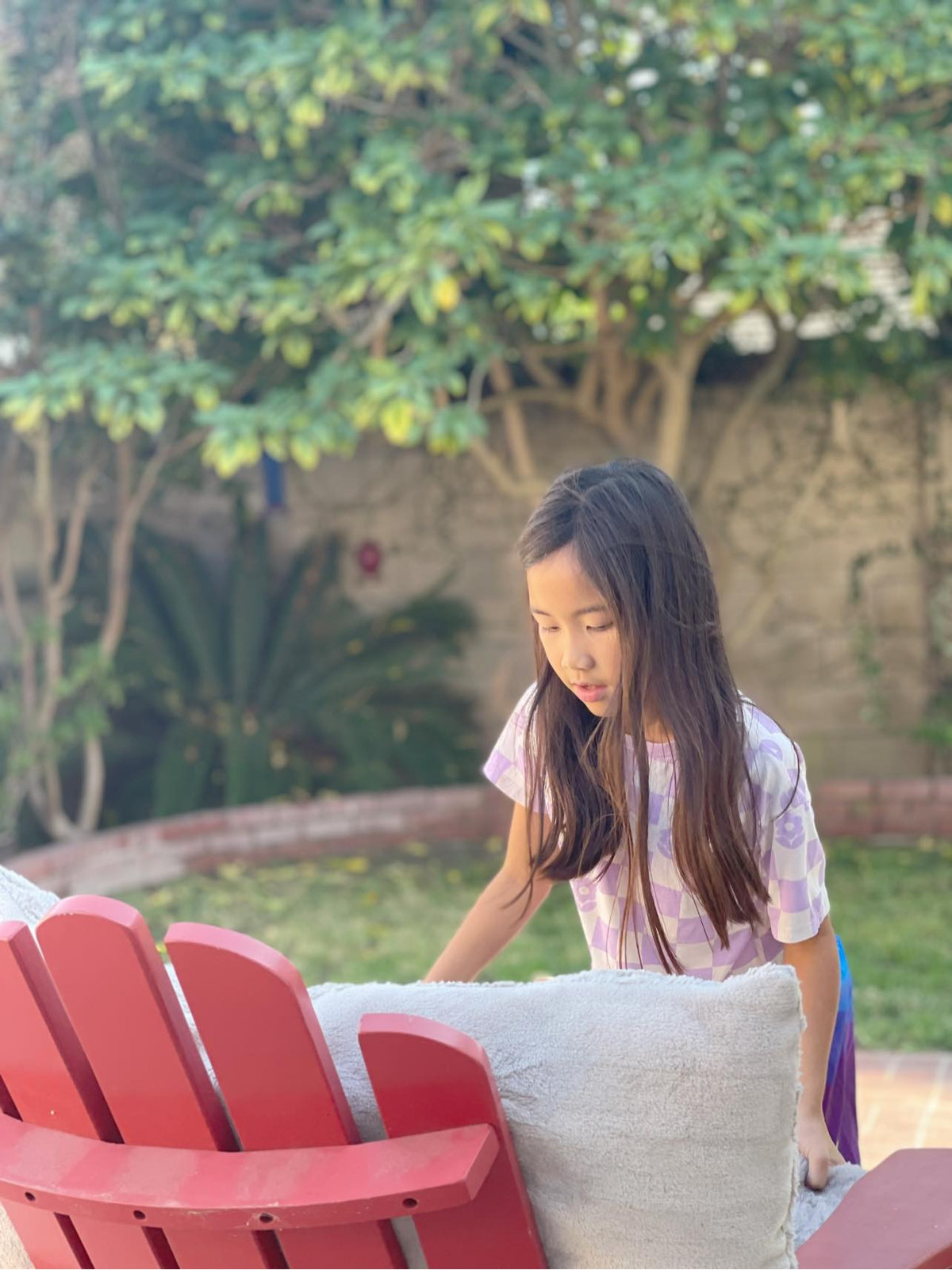 Để các con có không gian sống lý tưởng, nữ diễn viên chọn căn nhà thoáng mát, có sân vườn rộng và gần những ngôi trường nổi tiếng.