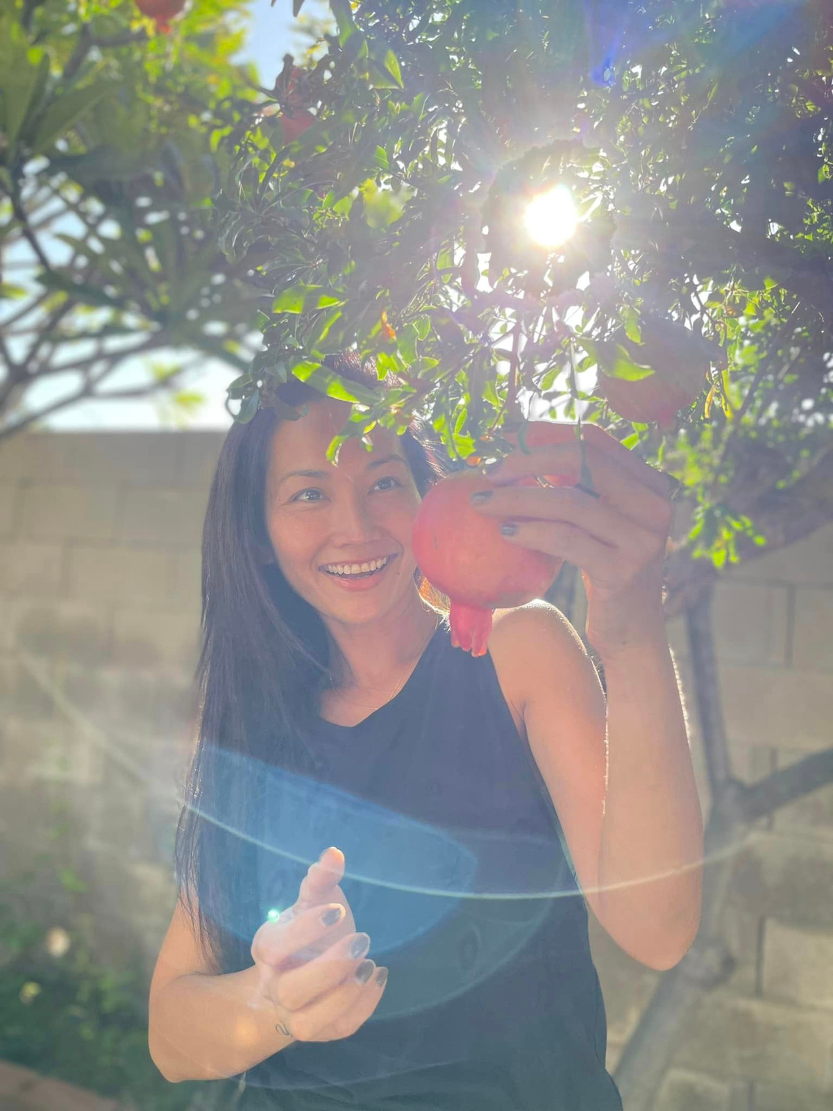 Ở bên ngoài, Kim Hiền chăm chút cho sân vườn với nhiều loại hoa và cây ăn trái.