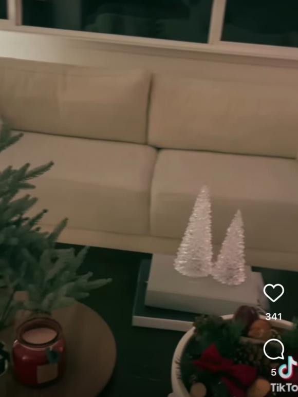 Đặc biệt, mỗi góc phòng, nàng Hậu còn thêm hiệu ứng đèn khiến cho bầu không khi Noel như tràn ngập khắp căn nhà.