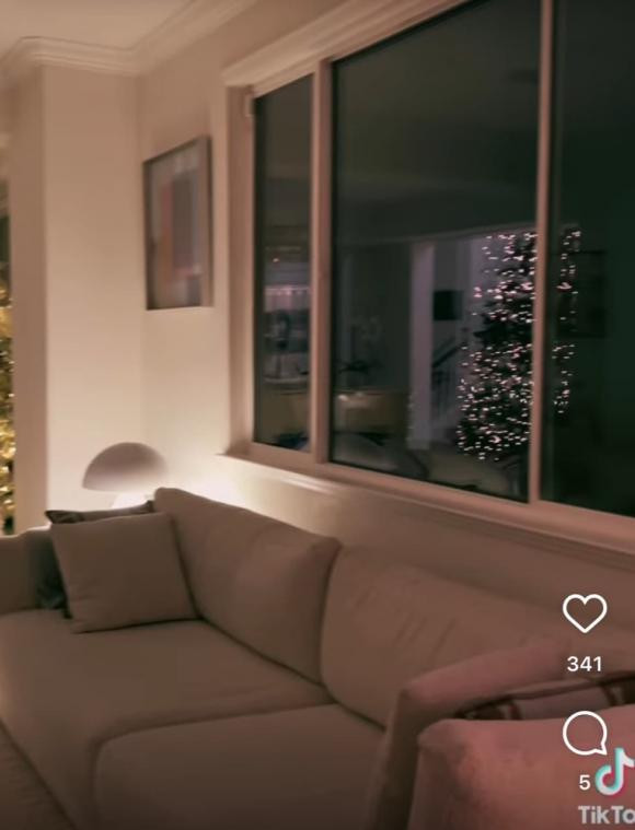 Mỗi góc phòng đều là những nội thất đắt đỏ