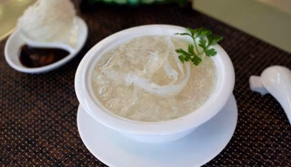 Theo đó, khai vị gồm súp tổ yến và thịt cua bể. Súp tổ yến là cao lương mỹ vị tại châu Á có giá hàng triệu đồng một bát do nguồn cung trong tự nhiên không đủ cầu. Ảnh: Sieuthisam