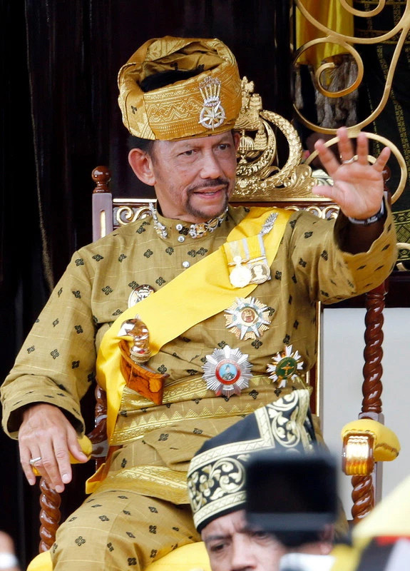 Theo tờ Times, ông Hassanal Bolkiah vẫn thường chi 20.000 USD cho một lần cắt tóc. Ảnh: Insider