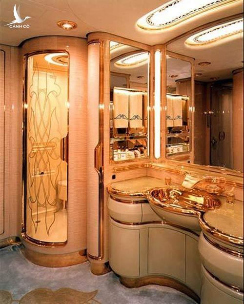 Quốc vương Hassanal Bolkiah được biết đến với độ tiêu xài xa hoa. Ông yêu thích vàng đến nỗi dát vàng cả bồn rửa mặt cũng như toàn bộ nhà vệ sinh. Ảnh: Epravda