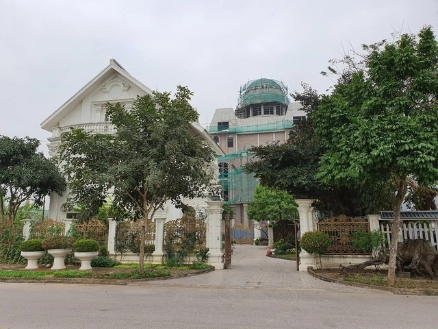 Ngoài ra, vị đại gia Hải Dương còn đầu tư xây dựng thêm một lâu đài dát vàng ngay bên cạnh căn nhà đang ở. Ảnh: Dân trí