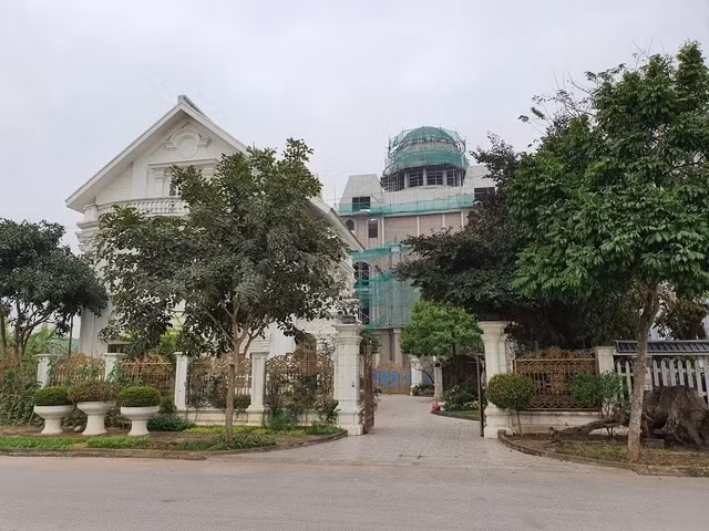 Ngoài ra, vị đại gia Hải Dương còn đầu tư xây dựng thêm một lâu đài dát vàng ngay bên cạnh căn nhà đang ở. Ảnh: Dân trí