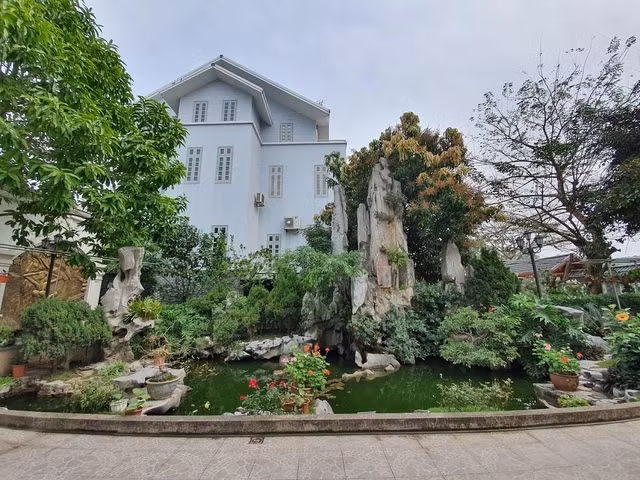 Toàn bộ công trình bao gồm nhà ở, nhà kho, gara và vườn lên tới 675m2. Trong đó, phần nhà ở là 160 m2 với 2,5 tầng đủ cho cả gia đình sinh hoạt. Ảnh: Dân trí