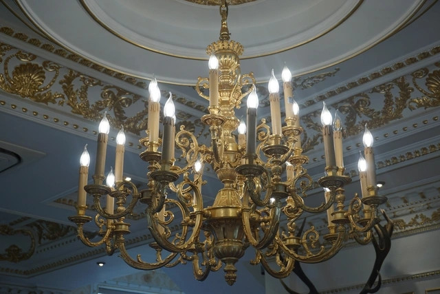 Bộ đèn chùm mạ vàng 24k giá hơn 900 triệu đồng. Ảnh: Dân trí