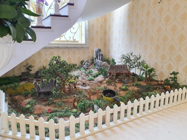 Dưới gầm cầu thang được trang trí tiểu cảnh có giá 50 triệu đồng. Ảnh: Dân trí