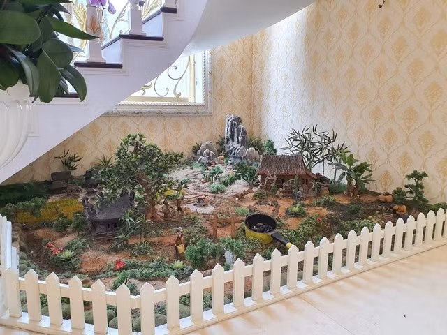 Dưới gầm cầu thang được trang trí tiểu cảnh có giá 50 triệu đồng. Ảnh: Dân trí