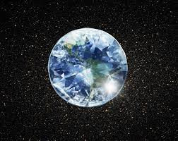 Kim cương được tạo thành từ một nguyên tố duy nhất, chúng gần như 100% là carbon. Dưới nhiệt độ và áp suất cực cao bên dưới bề mặt trái đất, các nguyên tử carbon liên kết theo một cách độc đáo dẫn đến cấu trúc tinh thể quý hiếm và đẹp đẽ của kim cương. Ảnh: Earth