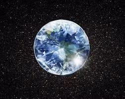 Kim cương được tạo thành từ một nguyên tố duy nhất, chúng gần như 100% là carbon. Dưới nhiệt độ và áp suất cực cao bên dưới bề mặt trái đất, các nguyên tử carbon liên kết theo một cách độc đáo dẫn đến cấu trúc tinh thể quý hiếm và đẹp đẽ của kim cương. Ảnh: Earth