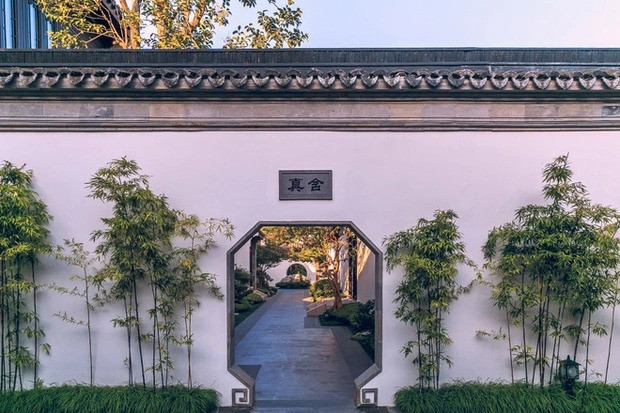 Khuôn viên biệt thự được thiết kế theo đúng nguyên bản của cung điện thời xưa với tường bao, cây trúc xanh. Ảnh: Medium