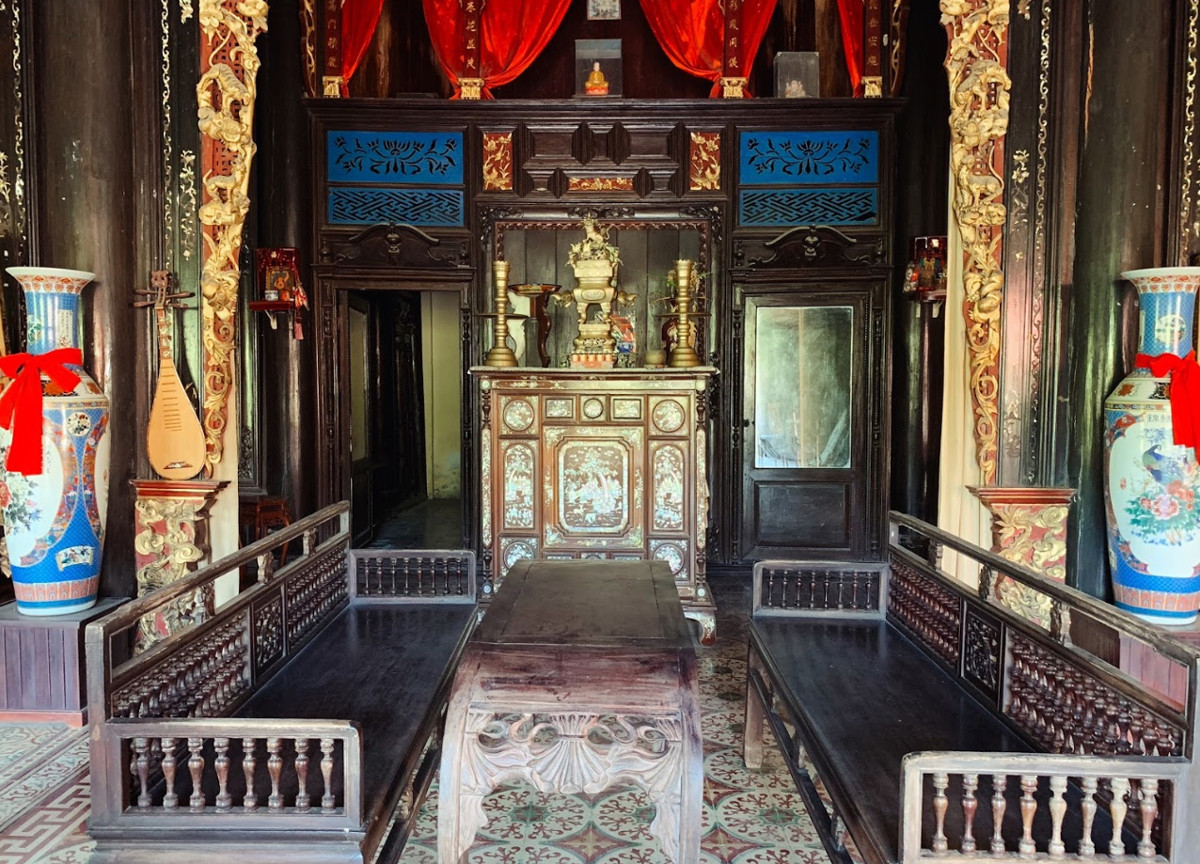 Bên trong căn nhà, toàn bộ kết cấu chính đều được làm bằng gỗ quý và bài trí theo phong cách phương Đông. Ảnh: Mia