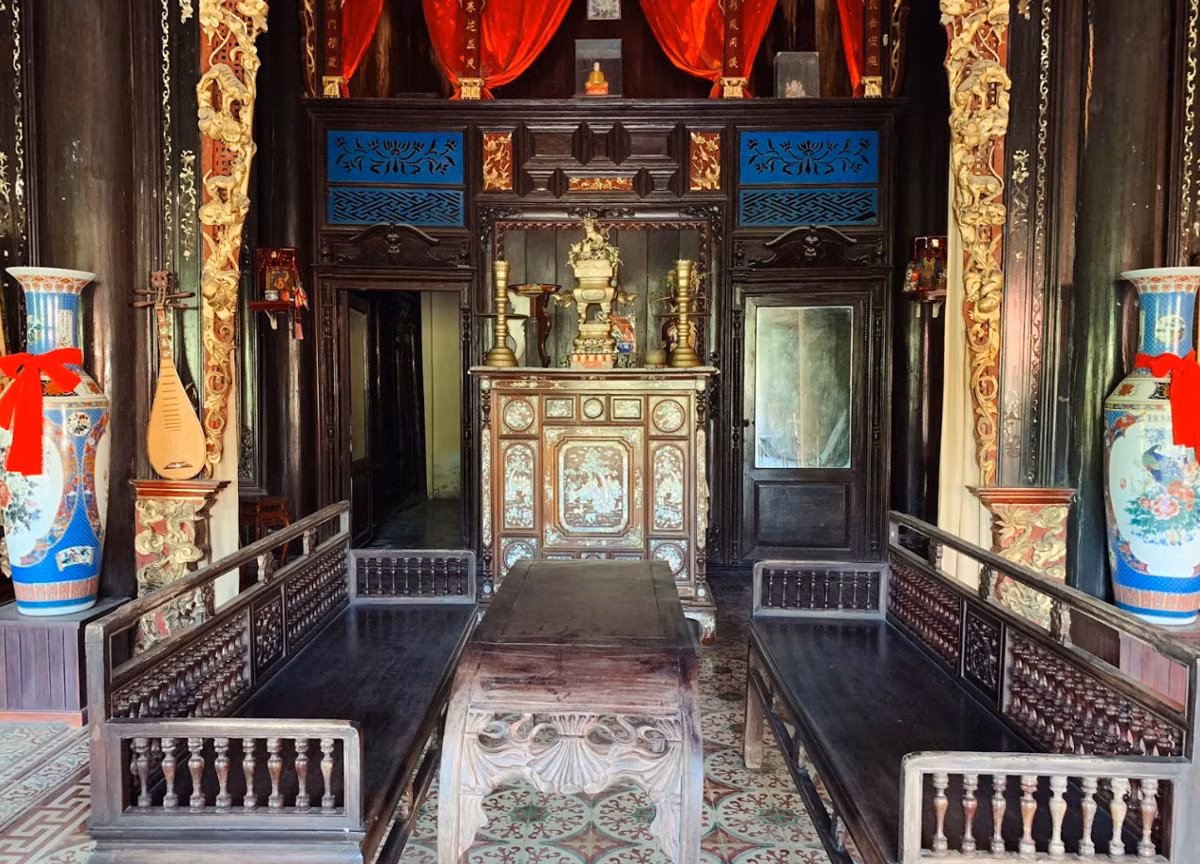 Bên trong căn nhà, toàn bộ kết cấu chính đều được làm bằng gỗ quý và bài trí theo phong cách phương Đông. Ảnh: Mia