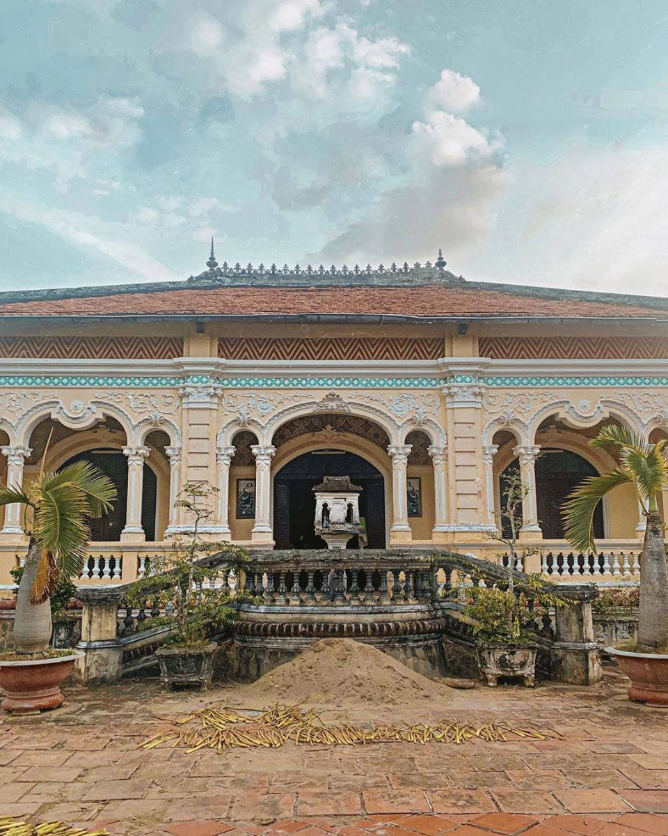 Toạ lạc xã Bình Hòa Phước, huyện Long Hồ (tỉnh Vĩnh Long), nhà cổ Cai Cường là một trong những công trình kiến trúc cổ xưa độc đáo và thu hút nhiều du khách. Ảnh: Ximgo