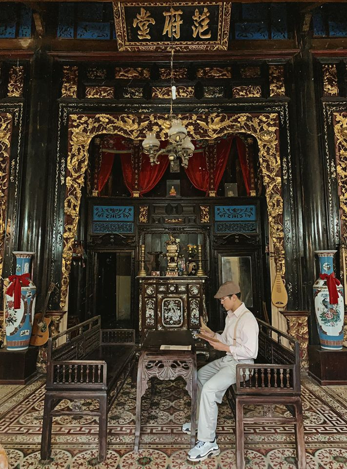 Nhà được chia làm ba phần: nhà trước, nhà giữa và nhà sau. Nhà trước và nhà giữa là khoảng trống rộng, nơi gia chủ đặt bàn ghế tiếp khách. Ảnh: Mia