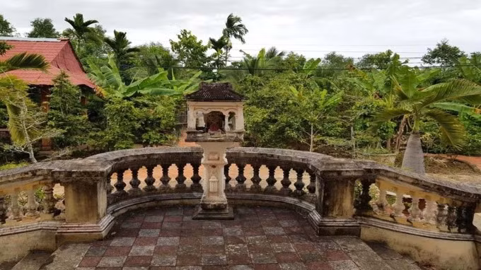 Phần hiên lộ thiên bên ngoài. Ở giữa có một ngôi miếu nhỏ với mặt tiền nhìn vào trung tâm ngôi nhà là kiến trúc, văn hóa đậm chất Nam Bộ. Ảnh nucuoimekong