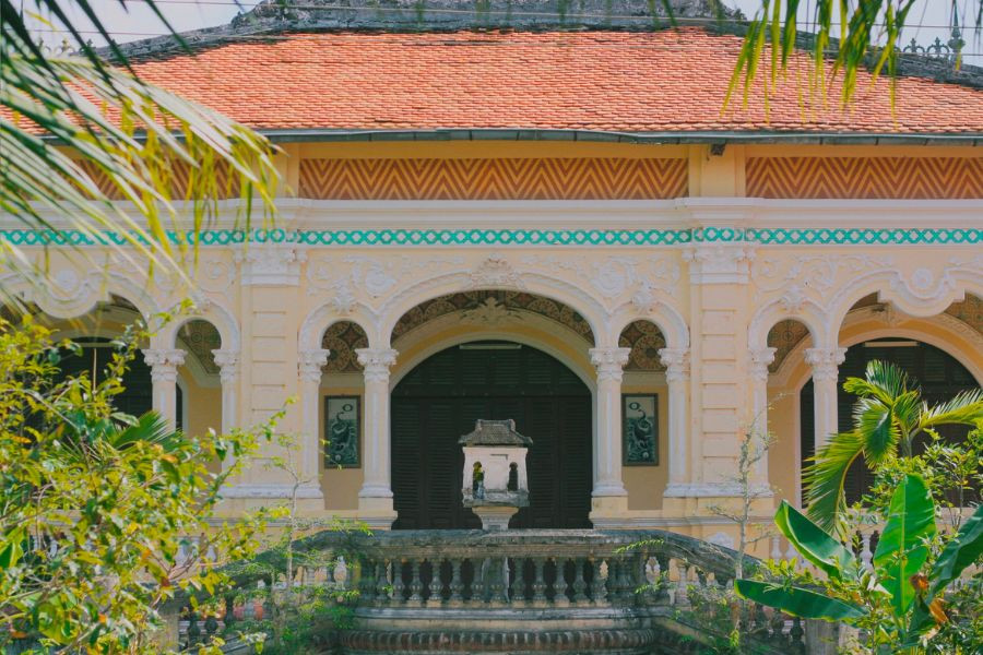 Nét độc đáo của ngôi nhà cổ là sự pha trộn Đông - Tây trong kiến trúc nội và ngoại thất. Ảnh: Nem