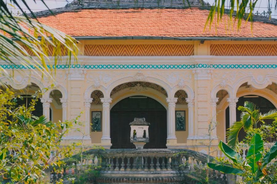 Nét độc đáo của ngôi nhà cổ là sự pha trộn Đông - Tây trong kiến trúc nội và ngoại thất. Ảnh: Nem
