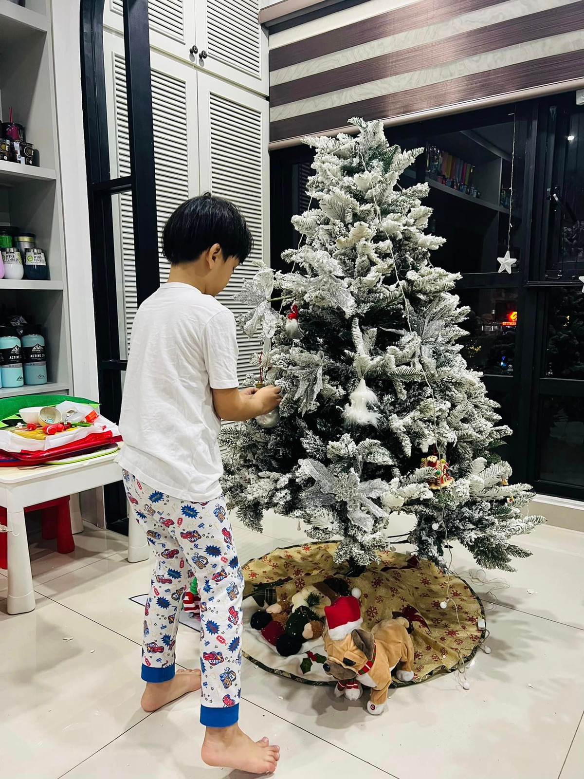 Chuẩn bị đón Giáng sinh, nữ diễn viên trang trí cây thông đẹp mắt.