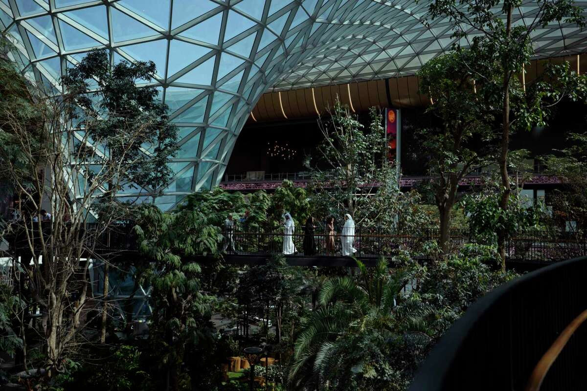 Sân bay quốc tế này bao gồm 2 khu nhà ga tiêu chuẩn quốc tế, 2 đường băng dài nhất châu Á với chiều dài 4,3 km/đường băng. Ảnh: Getty